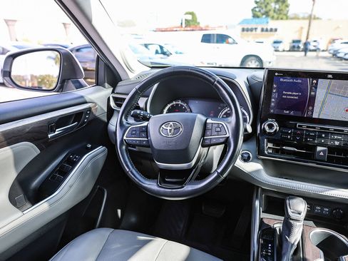 Used 2022 Toyota Highlander Limited image 5