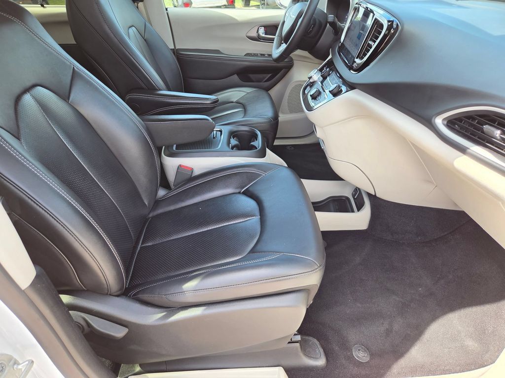 Used 2024 Chrysler Pacifica Touring-L FWD image 30