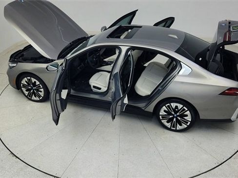 Used 2025 BMW i5 xDrive40 image 89