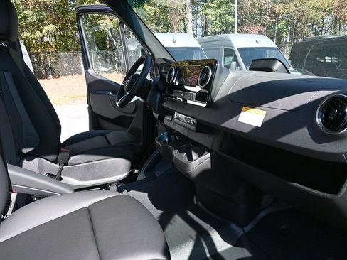 Used 2025 Mercedes-Benz Sprinter 2500 image 19