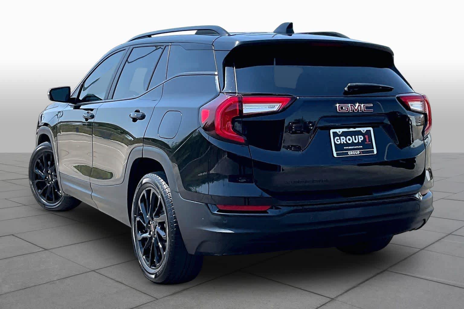 Used 2024 GMC Terrain SLE w/ Driver Convenience Package FWD image 12