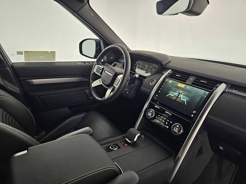 Used 2024 Land Rover Discovery Dynamic SE image 11
