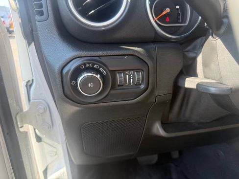 Certified 2019 Jeep Wrangler Unlimited Sahara AWD/4WD image 18