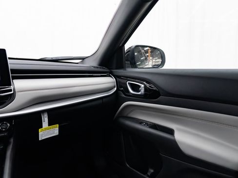 New 2026 Jeep Compass Limited image 10