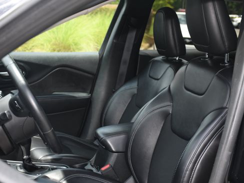 Used 2019 Jeep Cherokee Latitude Plus AWD/4WD image 11