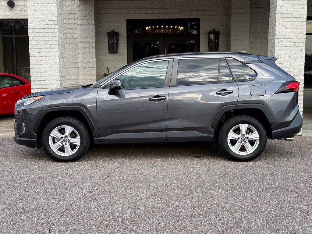 Used 2019 Toyota RAV4 XLE w/ Convenience Package FWD image 9