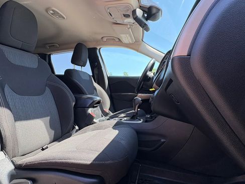 Used 2017 Jeep Cherokee Latitude w/ Cold Weather Group AWD/4WD image 29