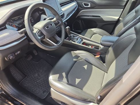 Used 2025 Jeep Compass Latitude w/ Sun & Sound Group AWD/4WD image 10