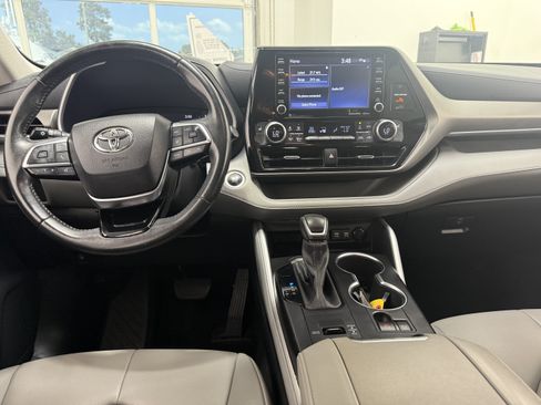 Used 2021 Toyota Highlander XLE FWD image 18