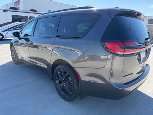 Used 2023 Chrysler Pacifica Touring-L w/ S Appearance Package image 5