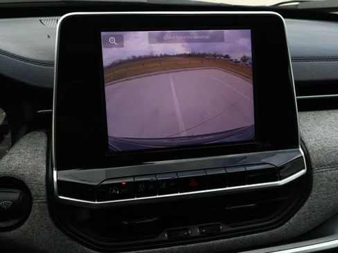 Used 2025 Jeep Compass Sport w/ Mopar Graphics Package image 28