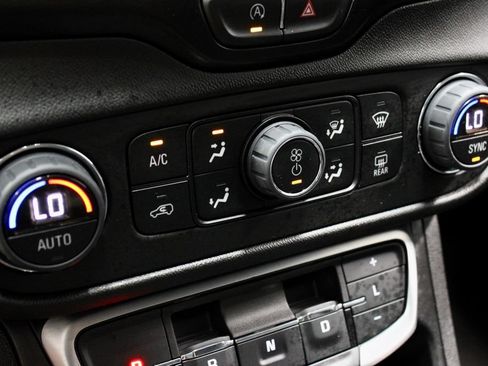 Used 2024 GMC Terrain SLE w/ Driver Convenience Package FWD image 31