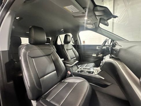 Used 2020 Ford Explorer XLT w/ Equipment Group 202A AWD/4WD image 17