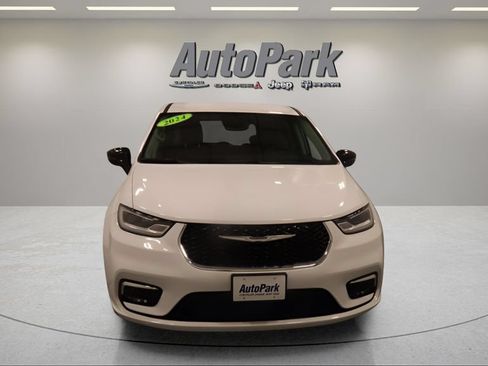 Certified 2024 Chrysler Pacifica Touring-L FWD image 2