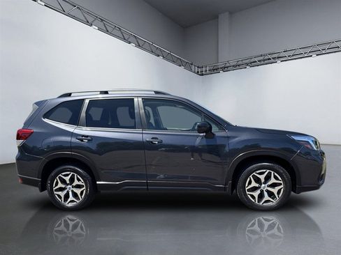 Used 2019 Subaru Forester Premium AWD/4WD image 3