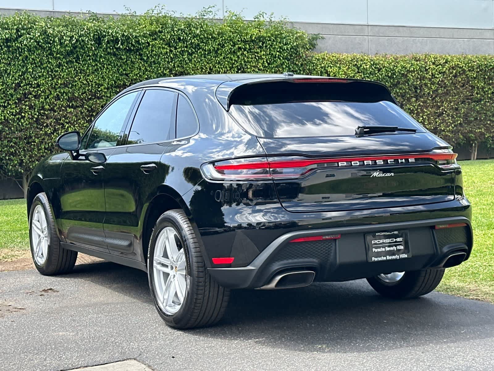 Certified 2024 Porsche Macan AWD/4WD image 3