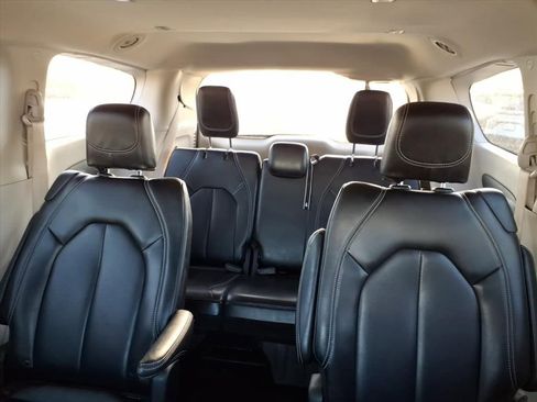 Certified 2023 Chrysler Pacifica Touring-L image 12