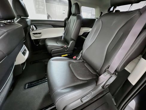 Used 2024 Kia Carnival LX FWD image 21