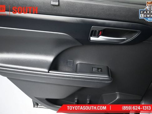 Used 2024 Toyota Highlander XLE AWD/4WD image 27
