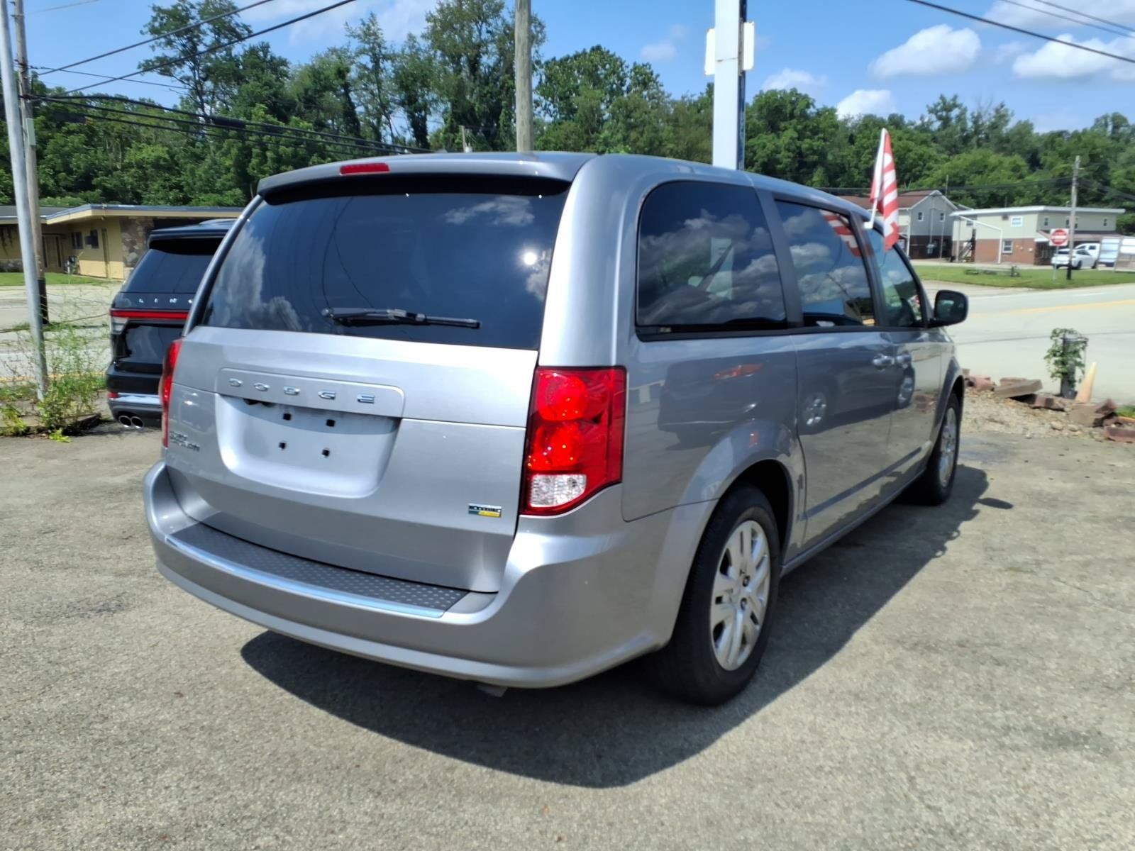 Used 2018 Dodge Grand Caravan SE w/ UConnect Hands-Free Group FWD image 3