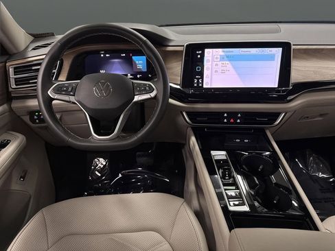 Used 2024 Volkswagen Atlas SE w/ Panoramic Sunroof Package image 5