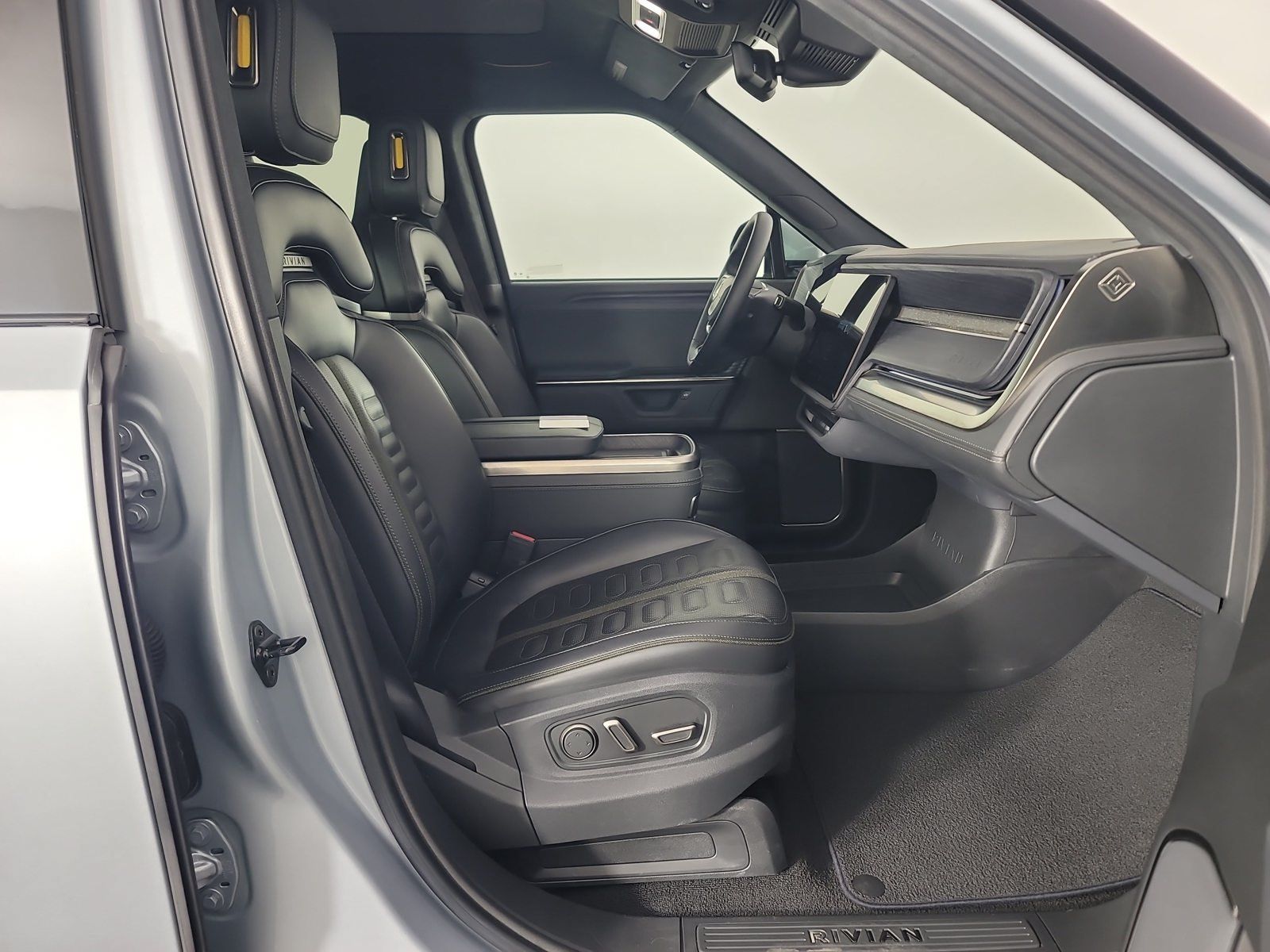 Used 2025 Rivian R1S Adventure Dual AWD/4WD image 24