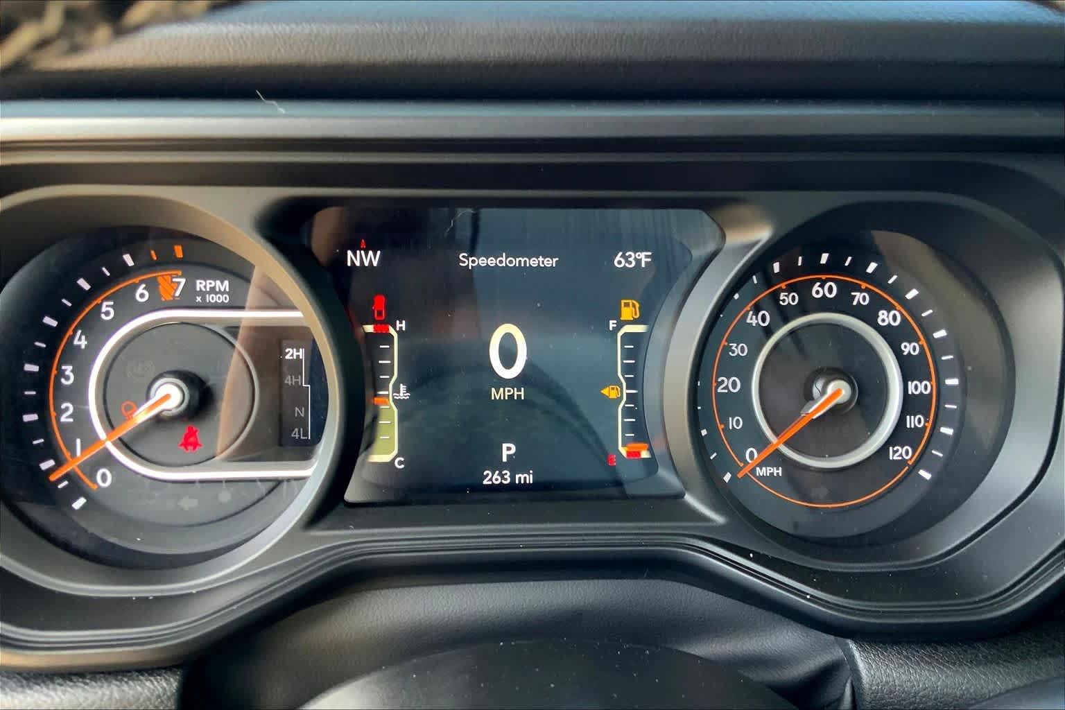 Used 2025 Jeep Gladiator Rubicon w/ Convenience Group AWD/4WD image 24