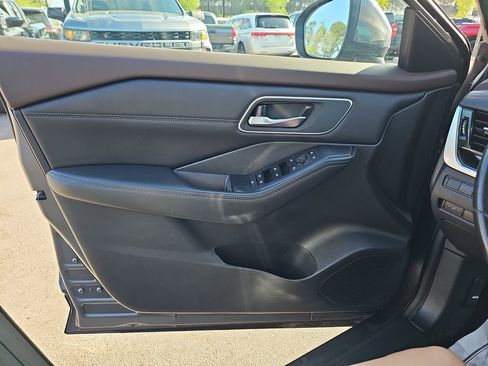 Used 2021 Nissan Rogue SV w/ Premium Package image 30