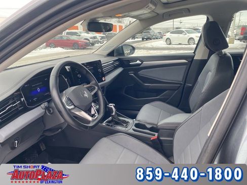 Used 2025 Volkswagen Jetta SE image 3