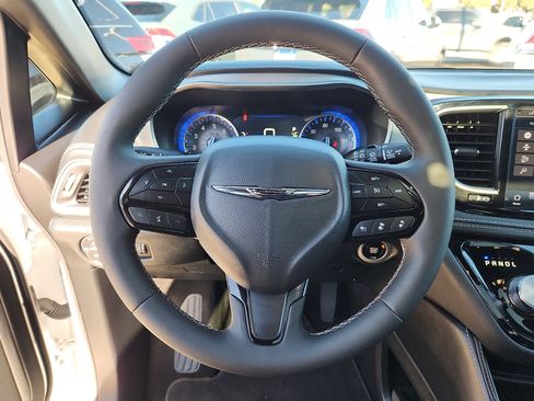 Used 2025 Chrysler Pacifica Limited FWD image 16