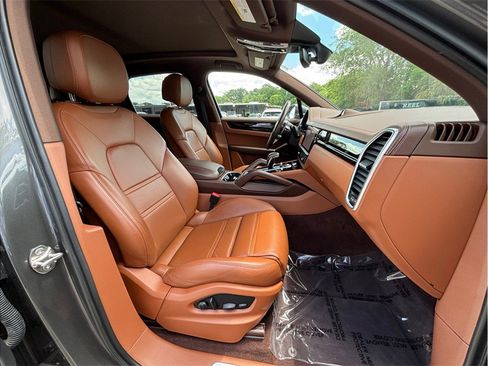 Used 2022 Porsche Cayenne AWD/4WD image 49