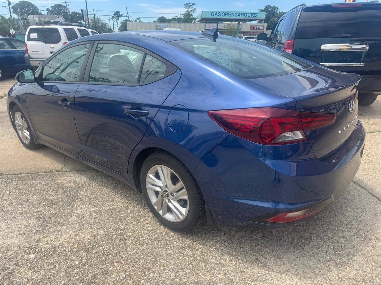 Used 2019 Hyundai Elantra SEL w/ Winter Weather Package FWD image 2