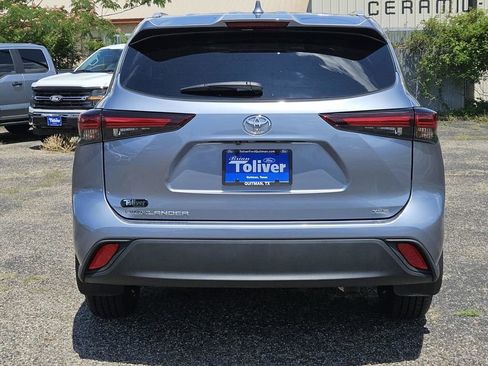 Used 2024 Toyota Highlander XLE FWD image 9