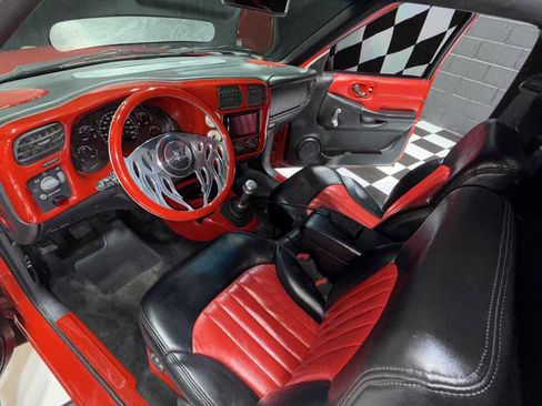 Used 2001 Chevrolet S10 Pickup LS w/ Preferred Equipment Group image 2