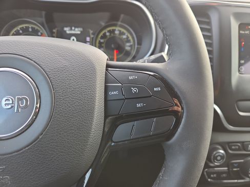 Used 2021 Jeep Cherokee Latitude Plus image 12