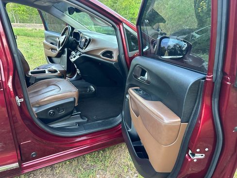 Used 2017 Chrysler Pacifica Limited image 30