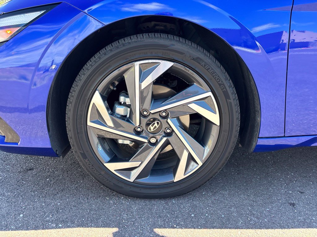 Certified 2025 Hyundai Elantra Limited FWD image 38