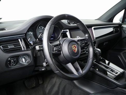 Certified 2023 Porsche Macan image 4