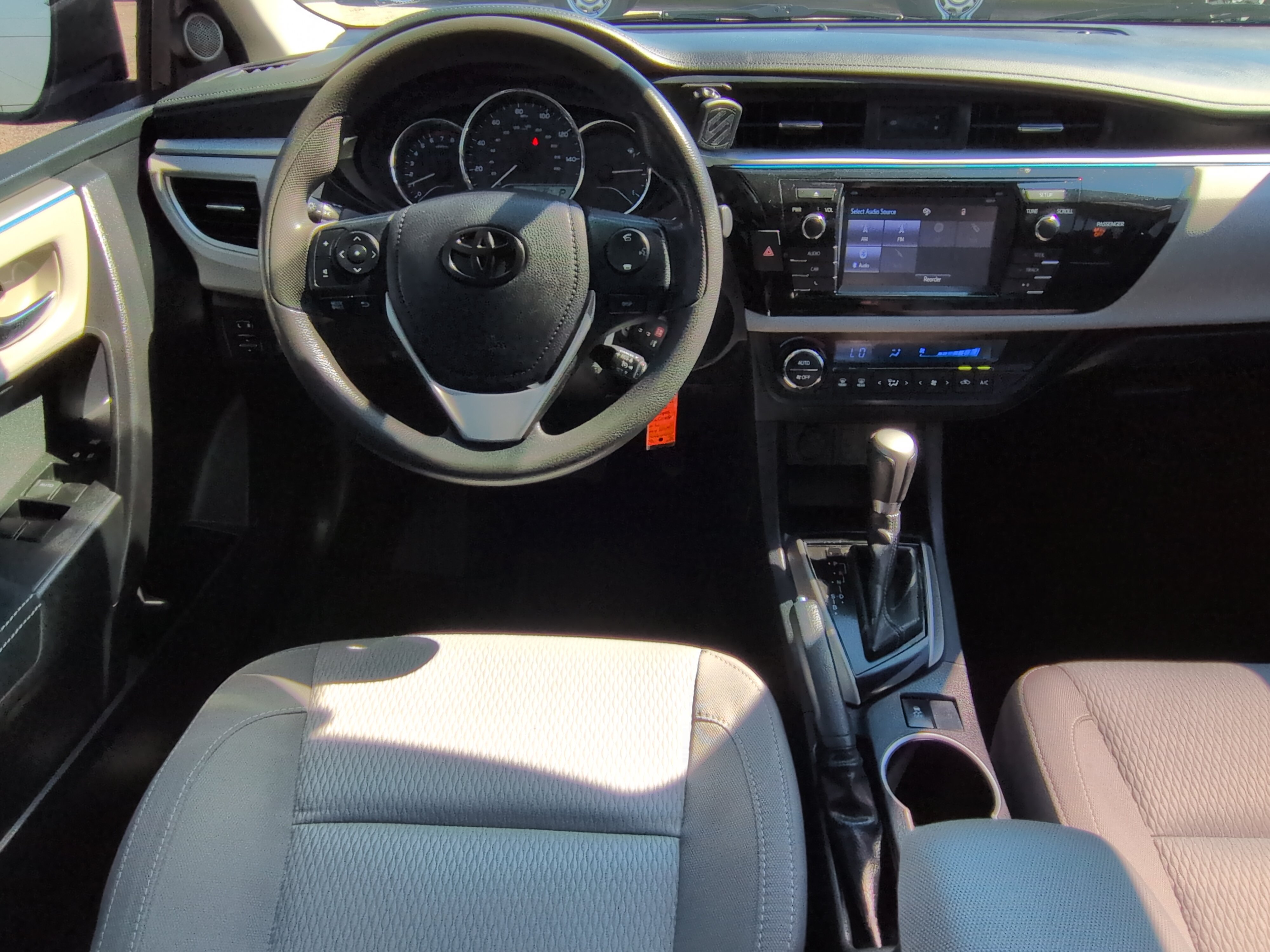 Used 2016 Toyota Corolla LE FWD image 13