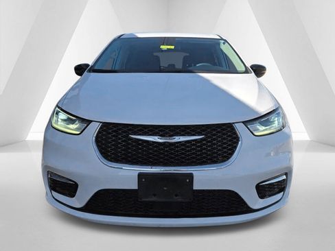 Used 2024 Chrysler Pacifica Select image 2