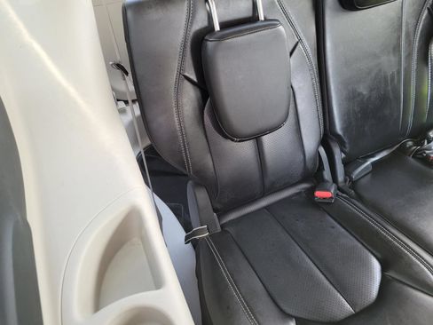 Used 2023 Chrysler Pacifica Touring-L FWD image 11