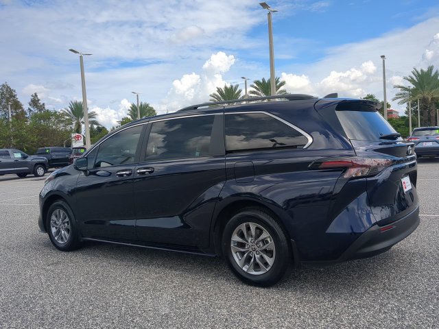 Certified 2025 Toyota Sienna XLE FWD image 6