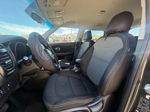 Used 2018 Kia Soul + image 10