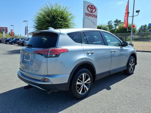 Used 2018 Toyota RAV4 XLE AWD/4WD image 4