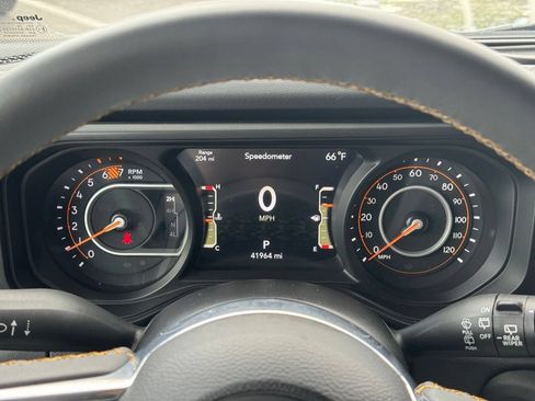 Used 2025 Jeep Wrangler Unlimited Sahara AWD/4WD image 29