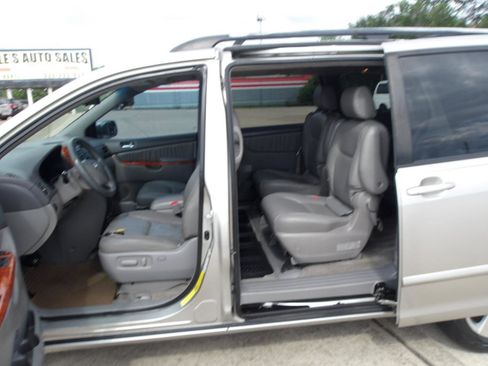 Used 2010 Toyota Sienna FWD image 14