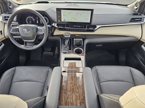 Used 2025 Toyota Sienna Platinum image 15