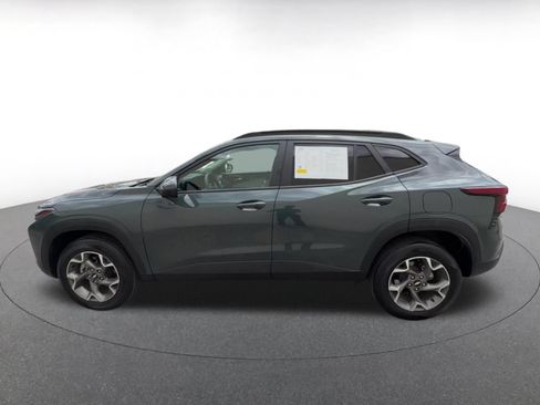Used 2025 Chevrolet Trax LT FWD image 9