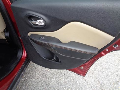 Used 2017 Jeep Cherokee Limited image 19