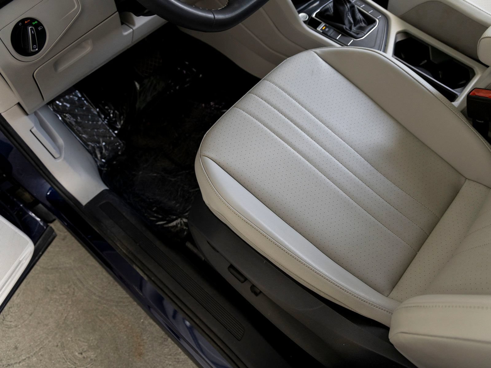 Used 2023 Volkswagen Tiguan SE w/ Panoramic Sunroof Package FWD image 12